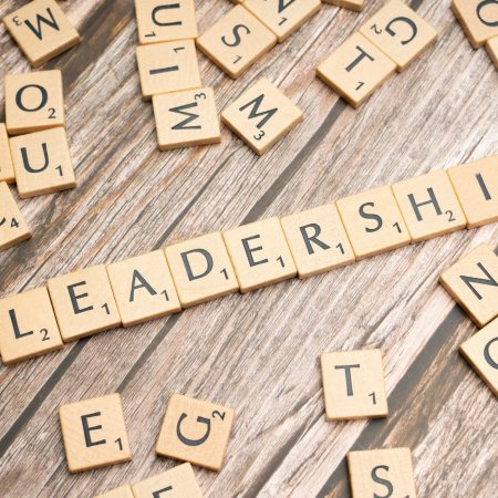 Tessere di Scrabble formano la parola "Leadership" su legno
